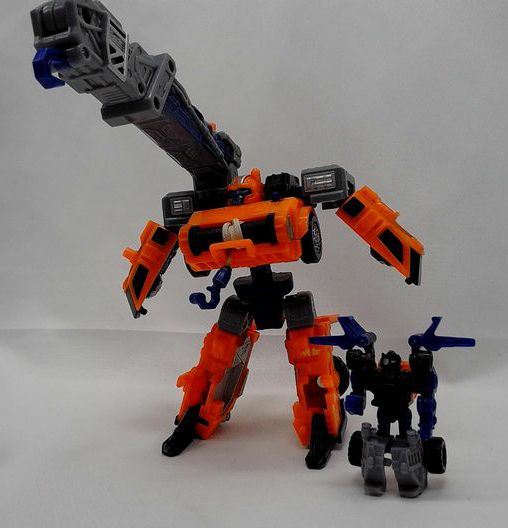 Load image into Gallery viewer, Transformers Armada Smokescreen With Liftor Minicon
