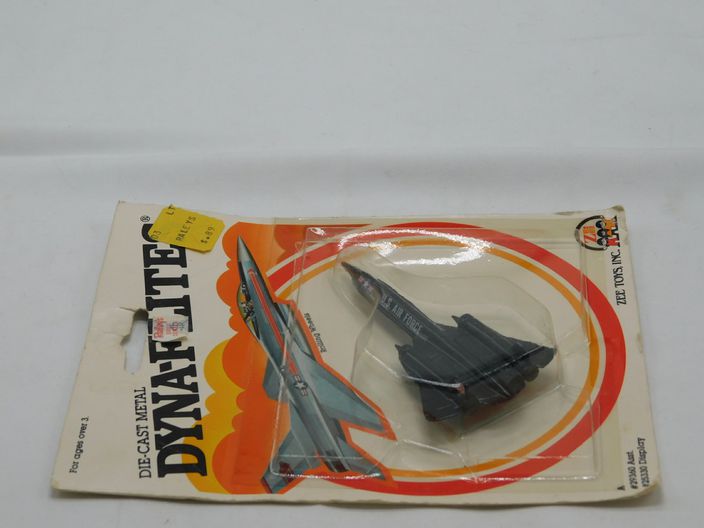 Load image into Gallery viewer, Zee Toys Dyna-Flites U.S. Air Force Lockheed SR-71 Blackbird #29360 1982 Jet Air
