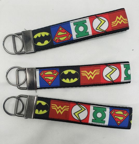 Load image into Gallery viewer, DC 5 in wristlet keychain
