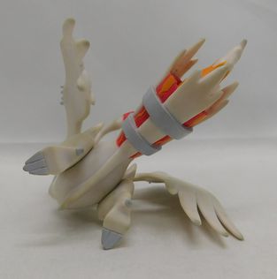 Load image into Gallery viewer, Pokemon Tomy Reshiram 3&quot; Action Figure (Pre-Owned/Loose)
