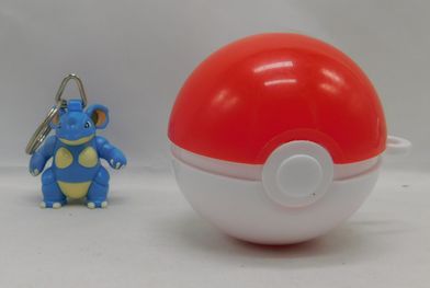 Load image into Gallery viewer, Nidoqueen Pokémon Figure Key Chain Burger King (Pre-Owned)
