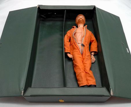 Load image into Gallery viewer, Vintage 1960s/1970s Hasbro G I Joe 12&quot; Action Figure Foot Locker
